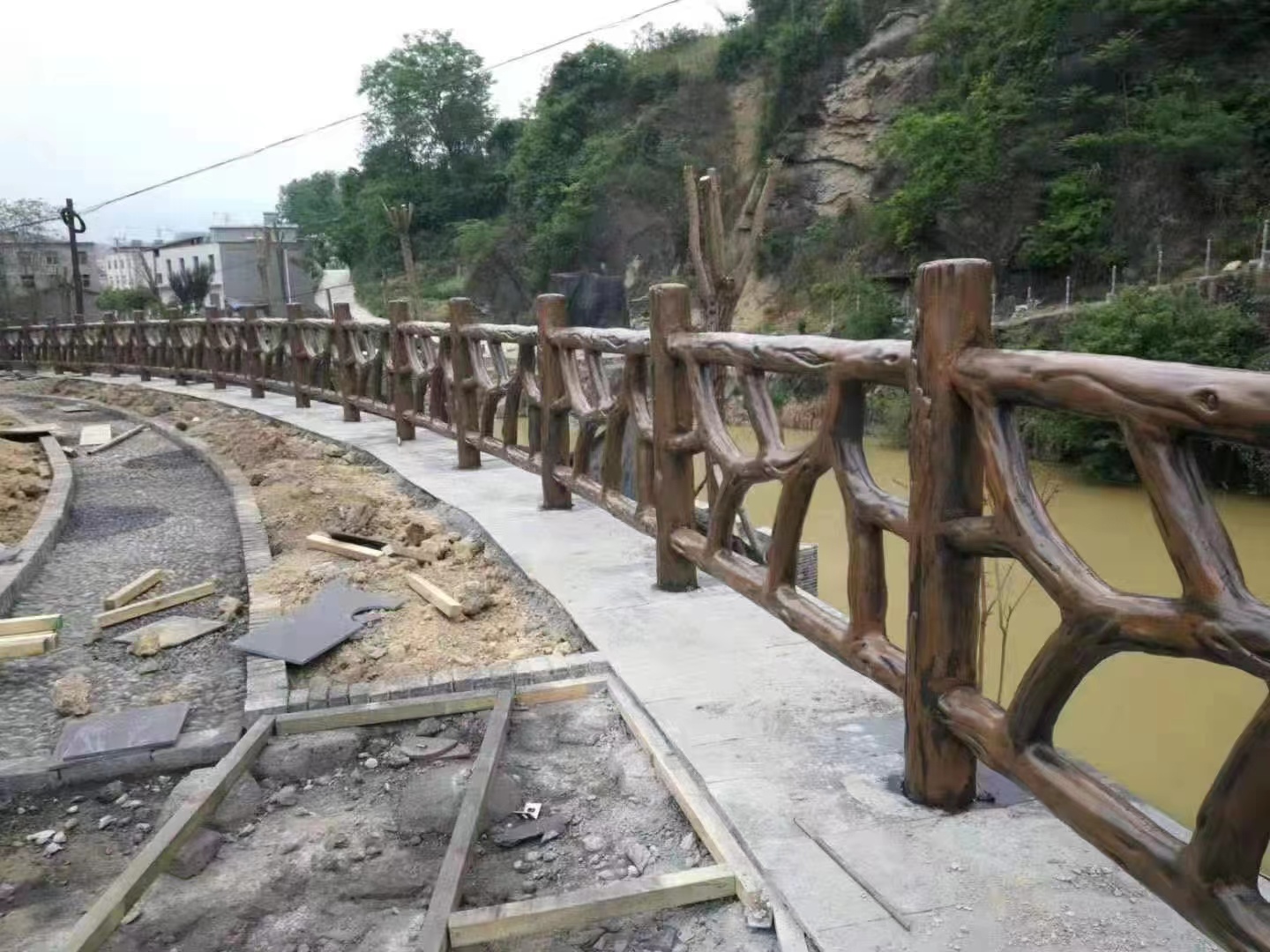 景區(qū)仿木護欄該如何選擇呢？